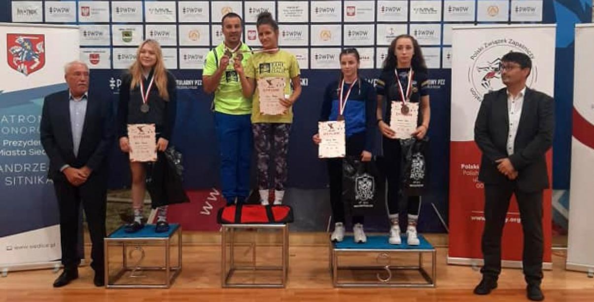 Medalistki Mistrzostw Polski w kategorii 54 kilogramy ze swoimi trenerami 