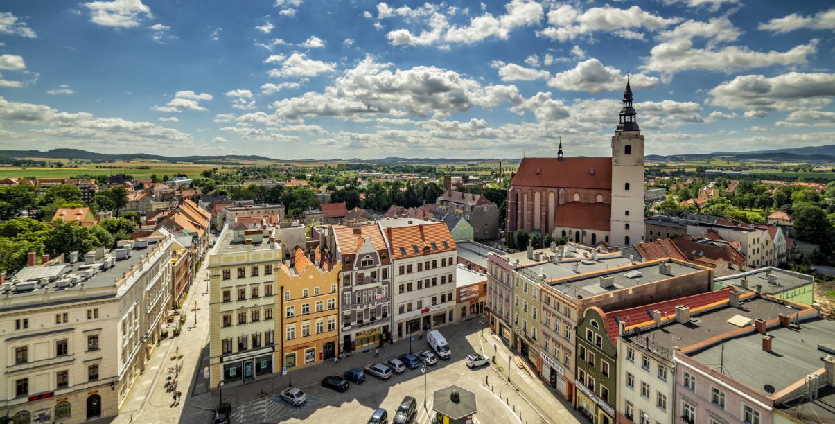 Dzierżoniowski rynek z drona, w drugim planie kościół pw. Śwętego Jerzego.