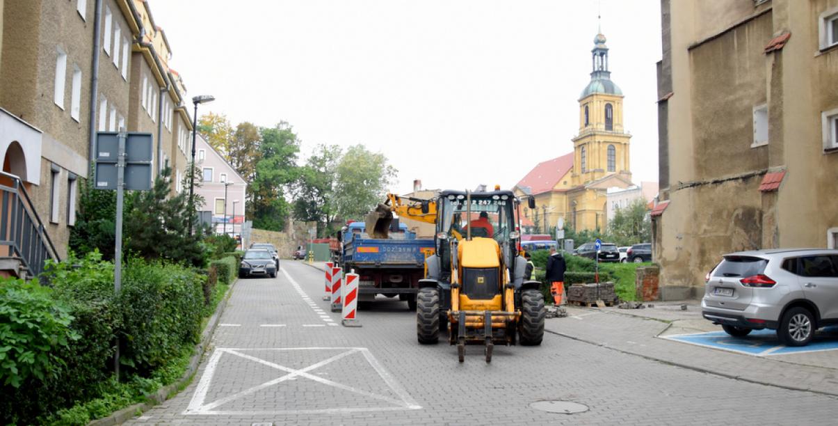 Ul. Nowa od strony reynku, na pierwszym planie pracująca koparka