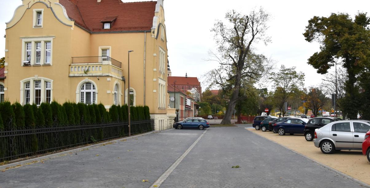 Widok na parking i budynek Przedszkola Publicznego nr 1