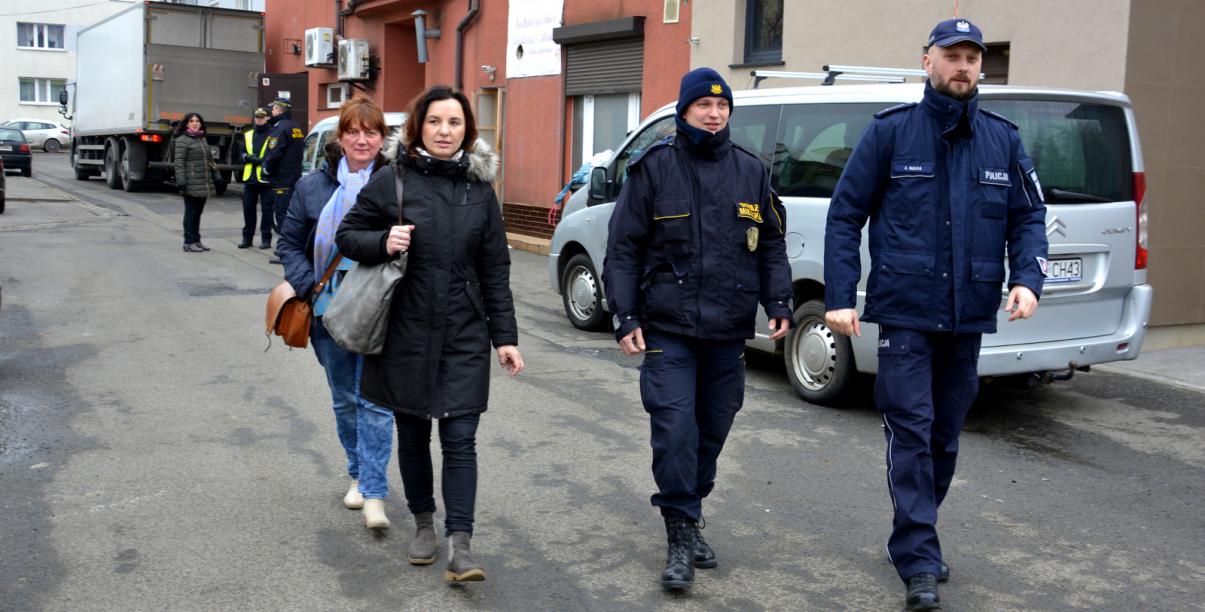 Na zdjęciu straż miejska pracownicy OPS i policjanci w trakcie akcji zima