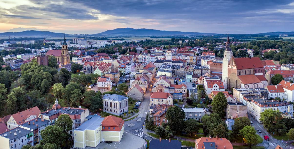 Widok na Dzierżoniów z lotu ptaka, w tle góry
