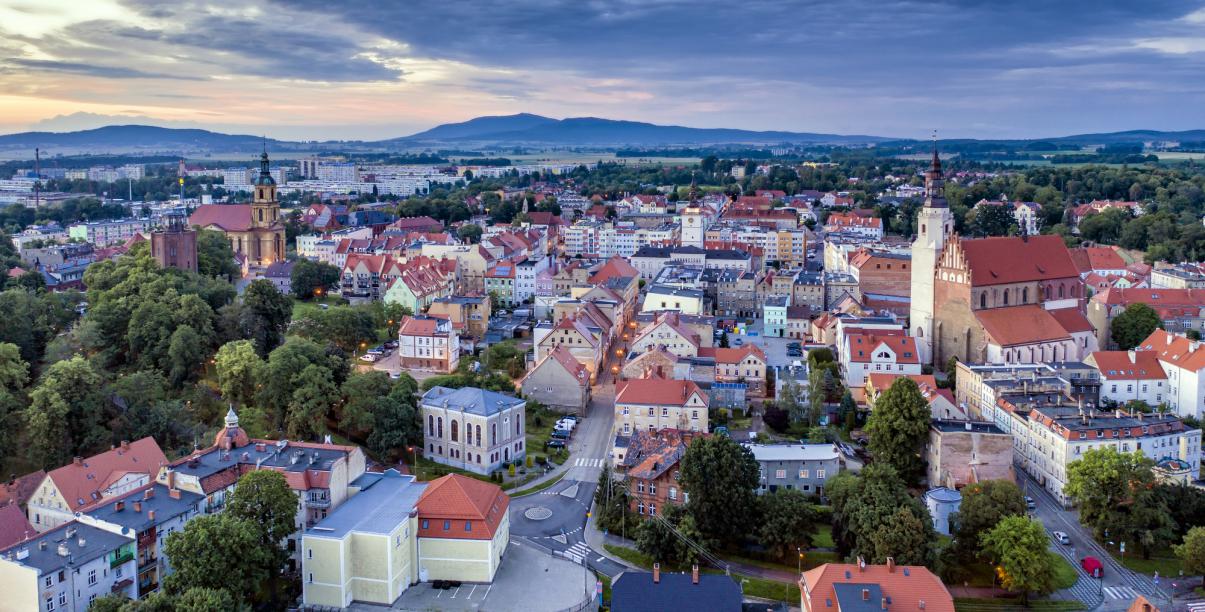 Widok na Dzierżoniów z lotu ptaka, w tle góry 