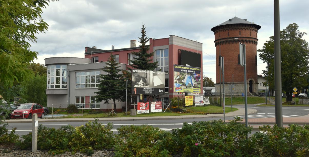 Budynek DZBM-u, po prawej stronie wieża ciśnień