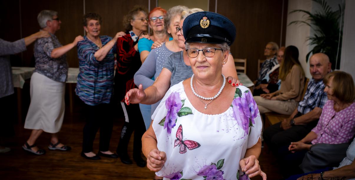 Grupa seniorów w trakcie zabawy tanecznej