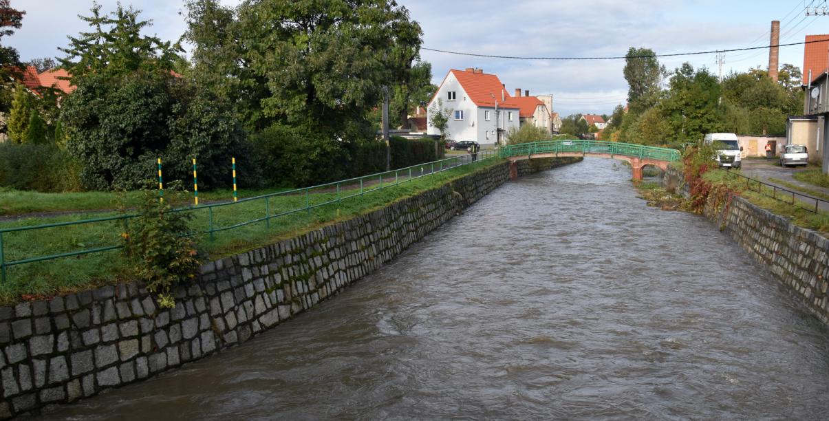 Widok z mostu na koryto rzeki Piławy 