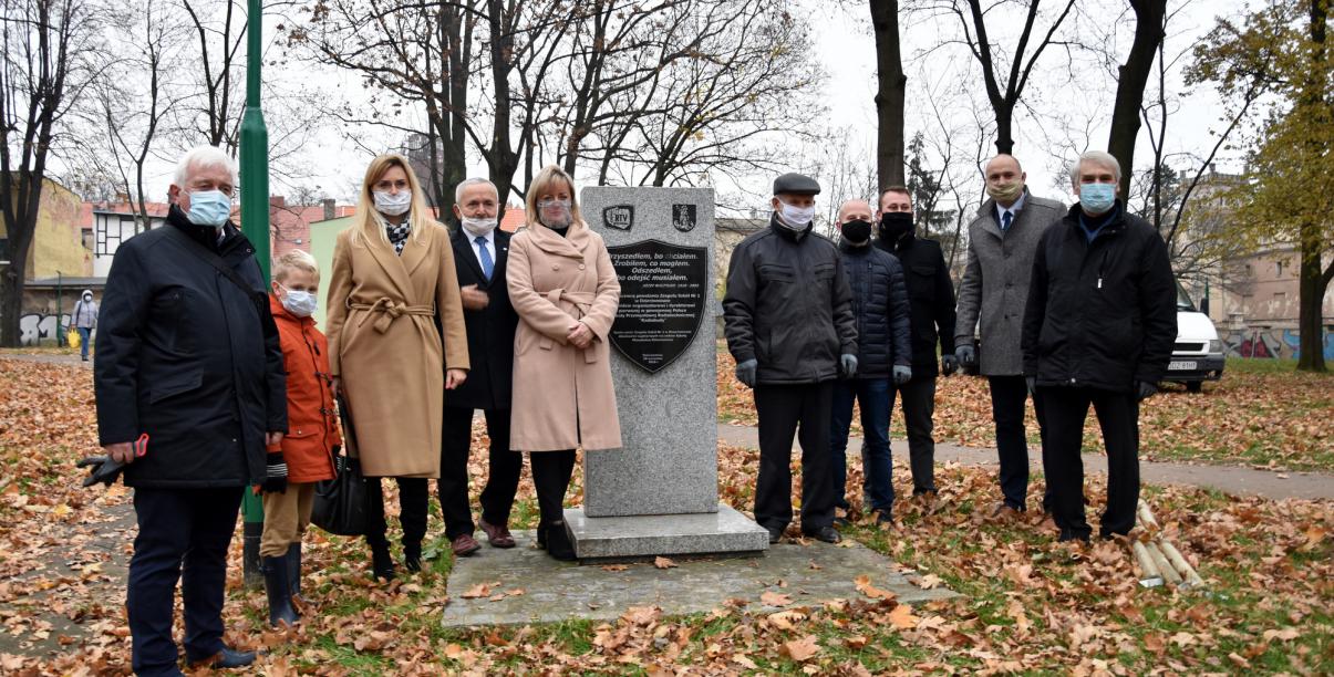 Grupa radnych stojąca razem w parku