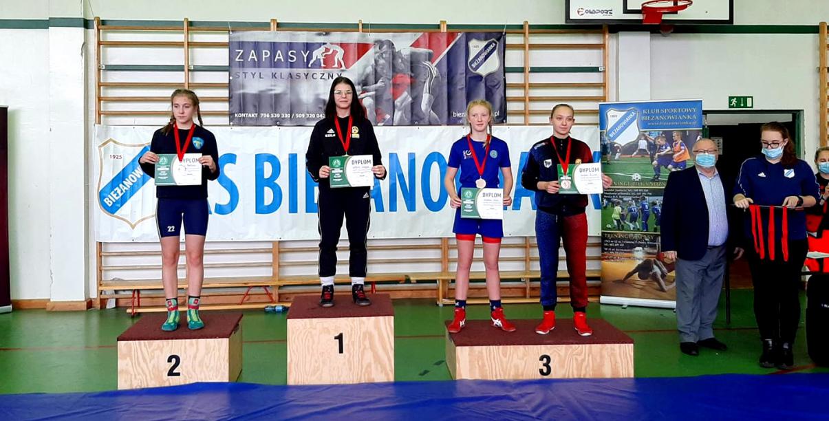 Zawodniczki stojące na podium