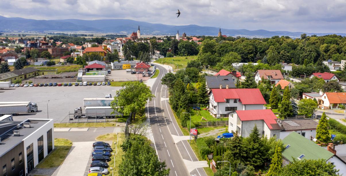 Widok na Dzierżoniów z lotu ptaka, w tle Góry Sowie