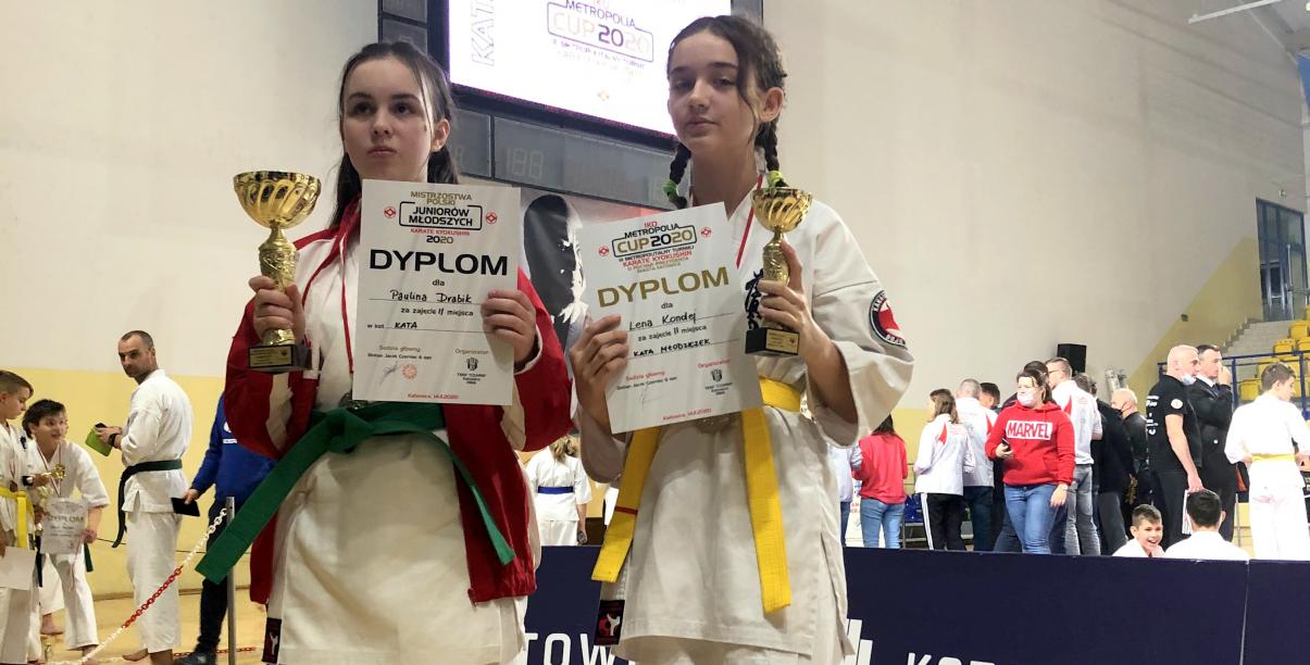 Dwie zawodniczki dzierżoniowskiego klubu karate z dyplomami 