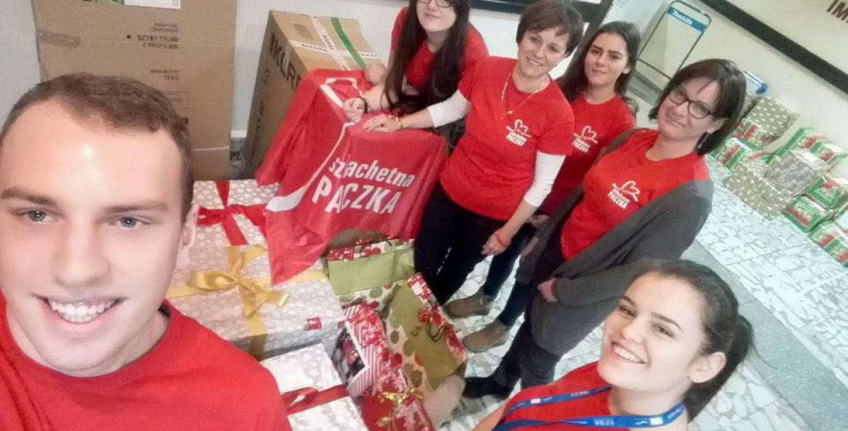Uczestnicy szlachetnej paczki na wwspólnym zdjęciu 