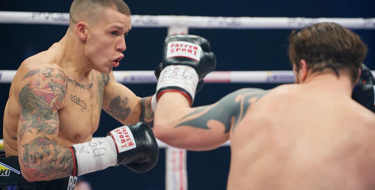 Kamil Bednarek atakujący swojego przeciwnika