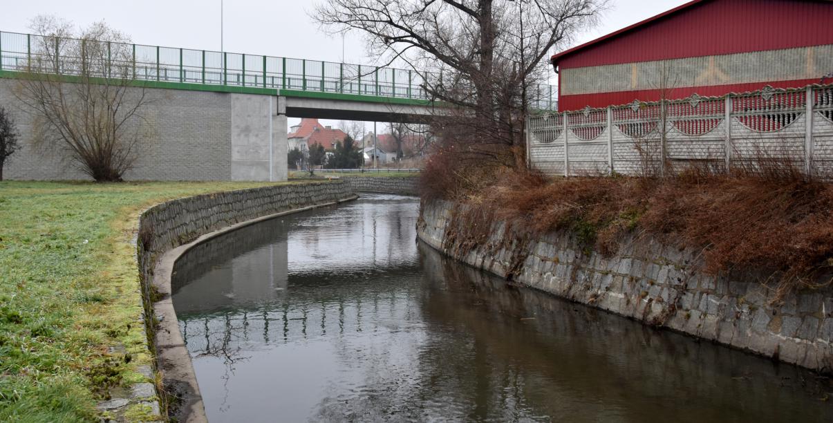 Widok na rzekę PIłąwę, w drugim tle wiadukt nad rzeką