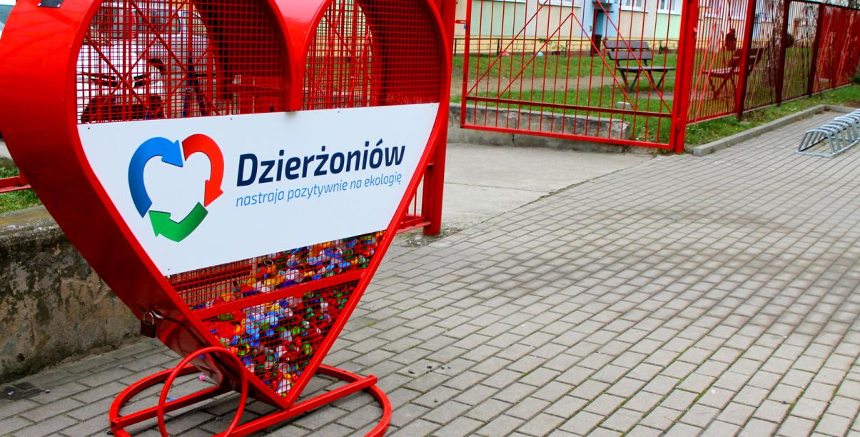Przy każdej szkole podstawowej w Dzierżoniowie stanęło serce na plastikowe nakrętki. W sumie jest ich już  w mieście siedem i bardzo szybko się wypełniają. Sprzedaż nakrętek z każdego z nich wspomaga cel charytatywny.