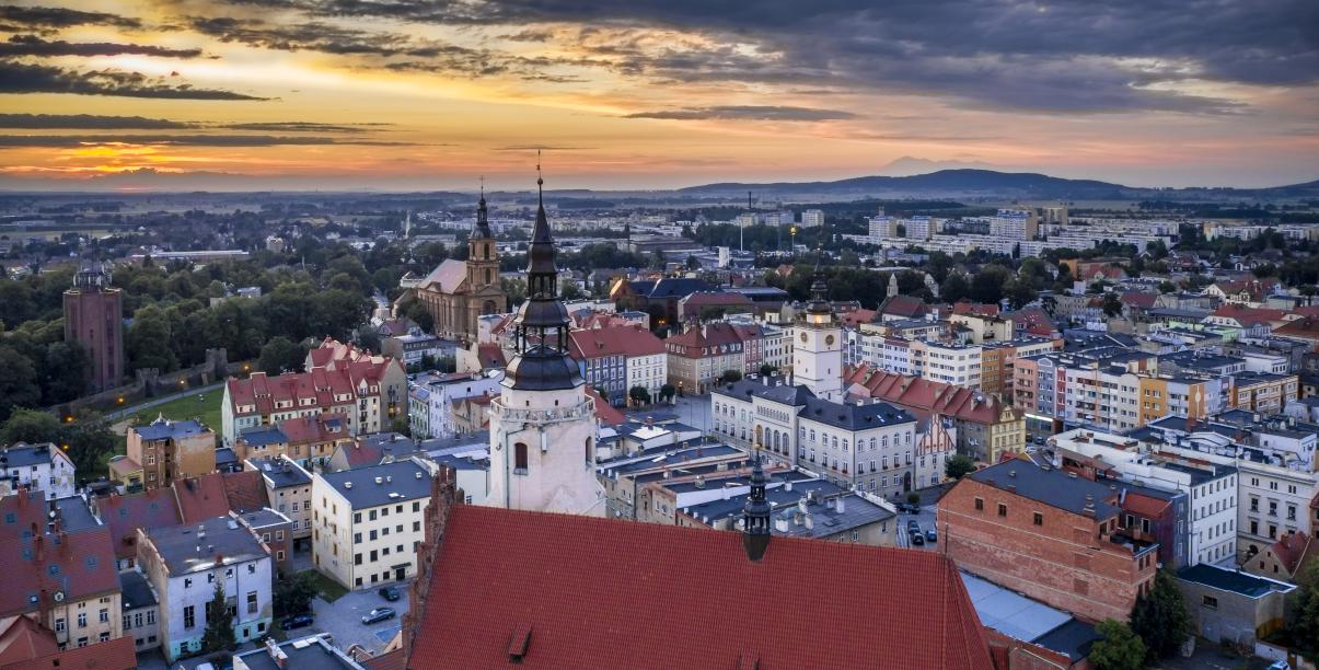 Dzierżoniów z lotu ptaka, na pierwszym pranie dach kościoła Św. Jerzego