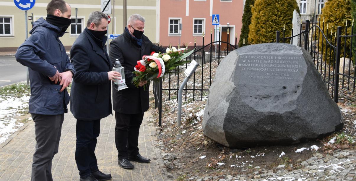 Burmistrz i przedstawiciele muzeym składają wiązankę przy dzierżoniowskiej synagodze