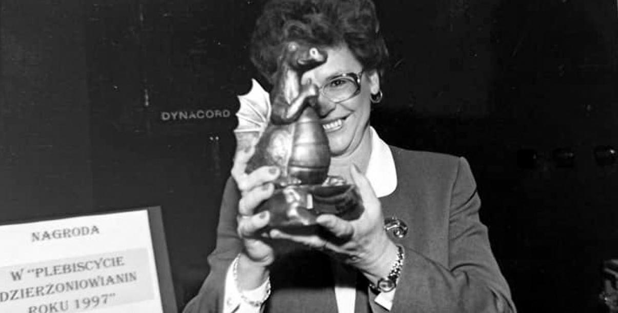 Zofia Cupak ze stałuetką Smoka i tytułem Dzierżoniowianin Roku 1997