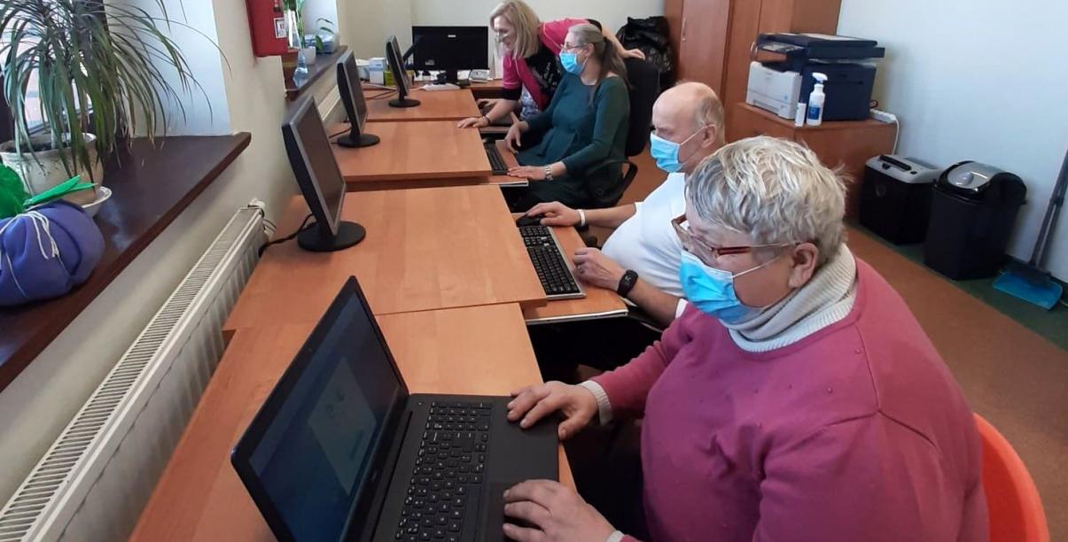Podopieczni Środowiskowego Domu Samopomocy podczas zajęć komputerowych