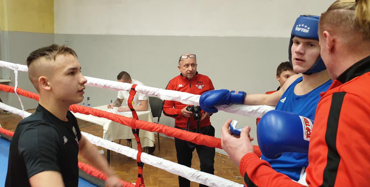 Zawodnik z trenerami podczas przerwy w narożniku ringu
