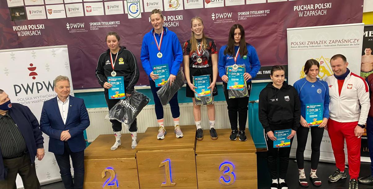 Na zdjęciu dekoracja zwycięzców w pucharze polski w zapasach kobiet. Na drugim stopniu podium Paulina Martyka z Dzierżoniowa