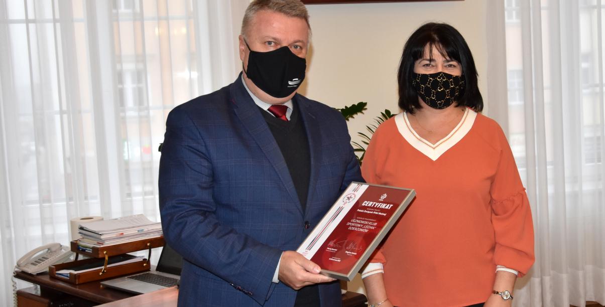 Prezes klubu i burmistrz Dzierżoniowa na wspólnym zdjęciu