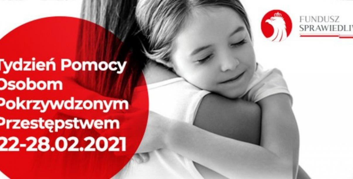 Plakat informujący o trwającym do końca lutego Tygodniu Pomocy Osobom Pokrzywdzonym Przestępstwem. Na czarno-białym zdjęciu kobieta przytula dziecko