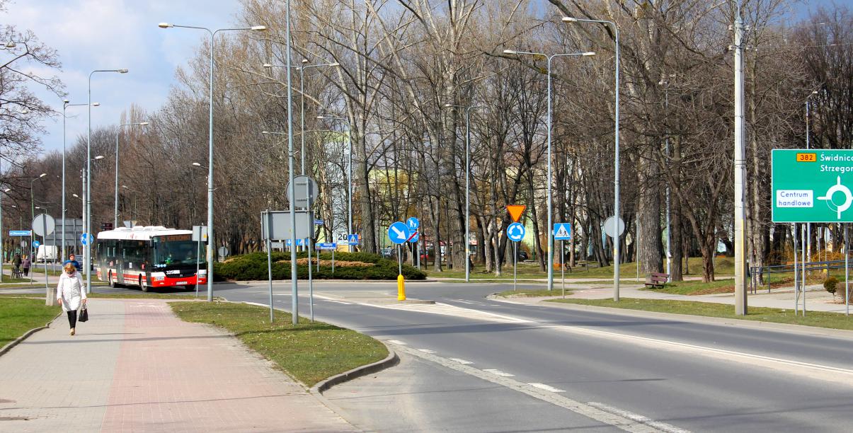 Widok na ulicę Pistowską w Dzierżoniowie w kierunku Świdnicy, przy ulicy gąszcz lamp starego typu