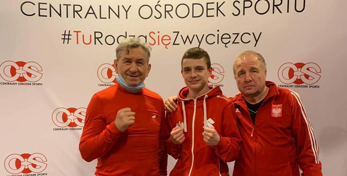 Zawodnik Oskar Jędrysiak i dwóch trenerów kardy