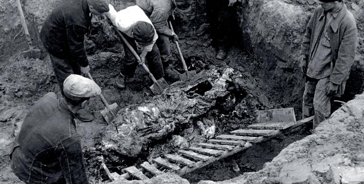 Archiwalne zdjęcie z ekshumacji zwłok w Katyniu