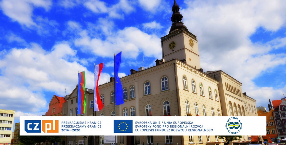 Na zdjęciu ratusz w Dzierżoniowie u dołu zdjęcia logotypy unijne