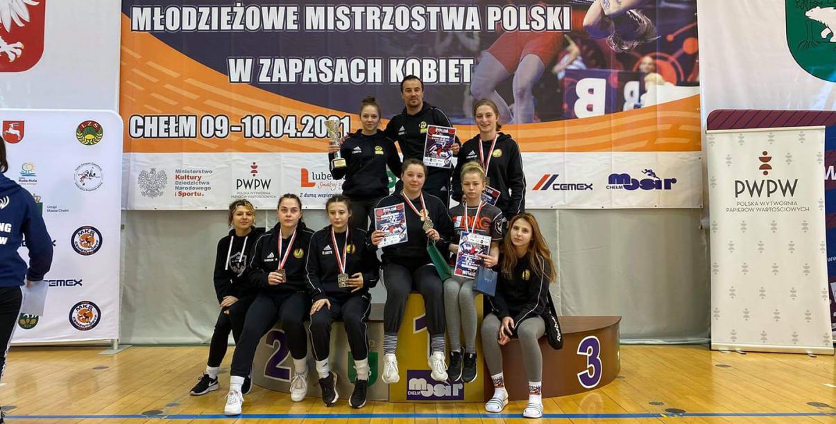 Dzierżoniowscy zapaśnicy na grupowym zdjęciu w sportowych strojach