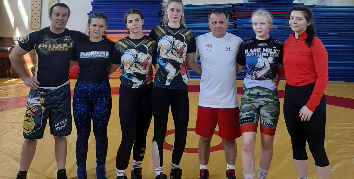 Zapaśniczki z trenerami na wspólnym zdjęciu