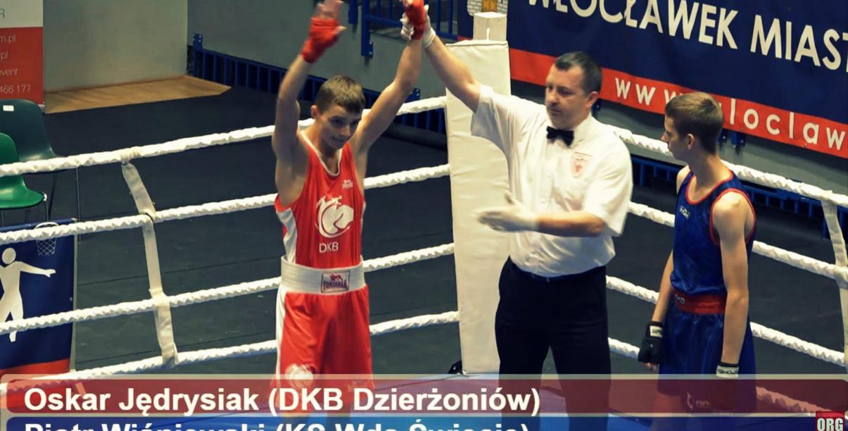 Sędzia unoszący rękę boksera po pojedynku