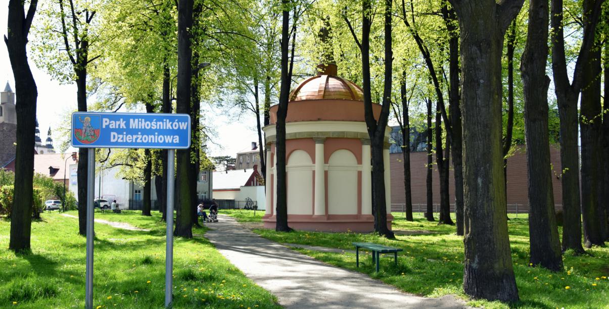 Park w słoneczny dzień, na drugim planie kaplica po remocie 