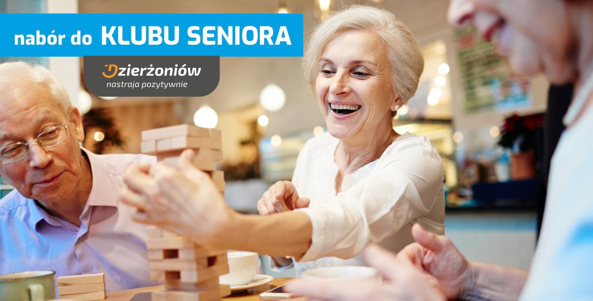 Trójka usmiechniętych seniorów grających w jengę