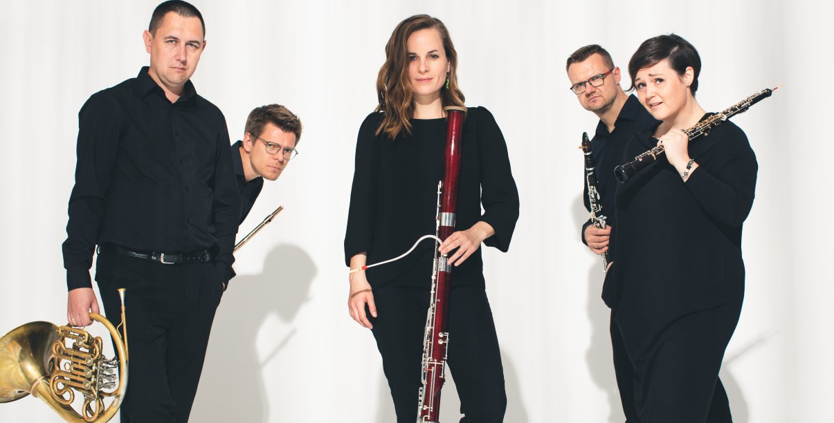 Pięcioro muzyków trzymających instrumenty w śroku kobieta, białe tło