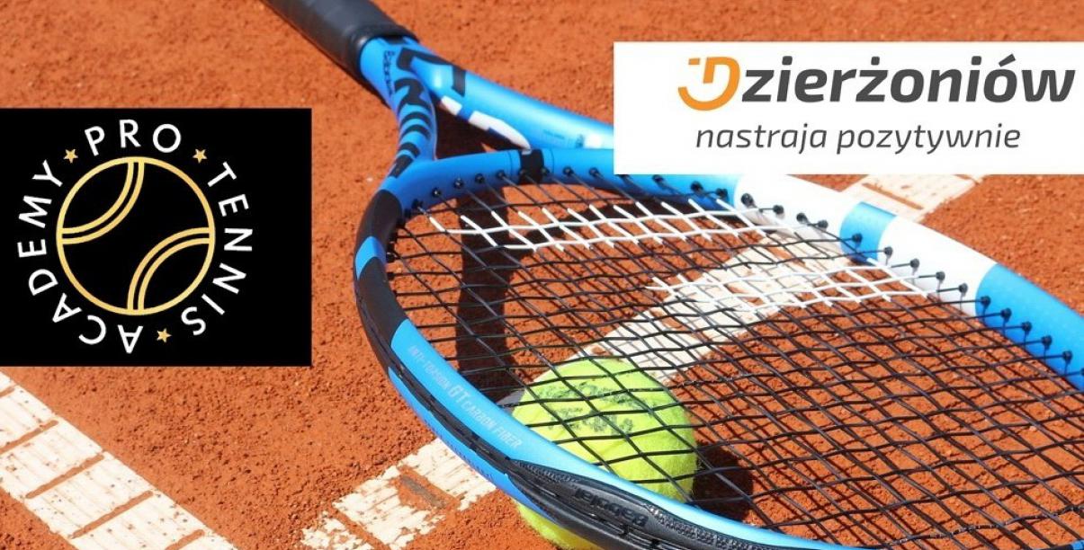 Rakieta tenisowa na tle kortu i logo Dzierżoniowa 