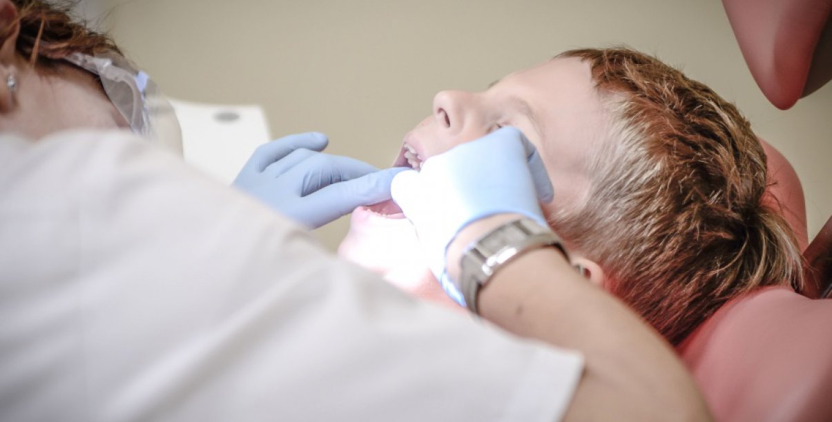 Młody chłopak podczas badania stomatologicznego