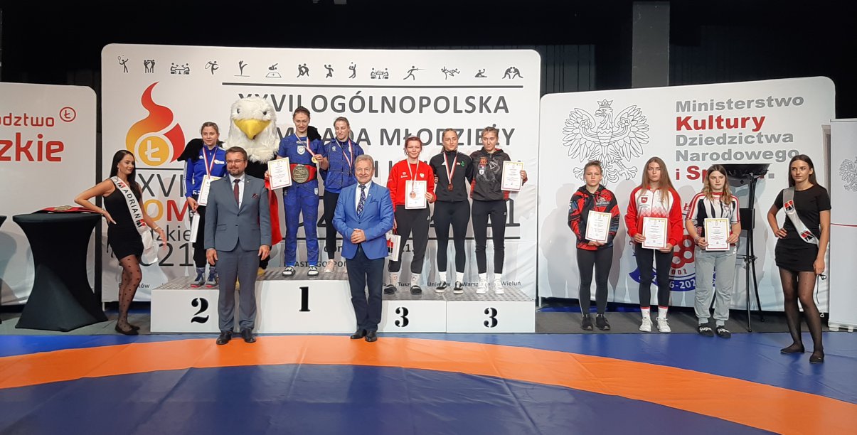 Na podium młodzież w strojach sportowych z m edalami