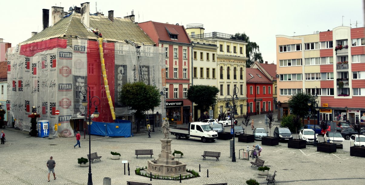 Widok rynku i kamienic, w tym jedna kamienica będąca w remoncie