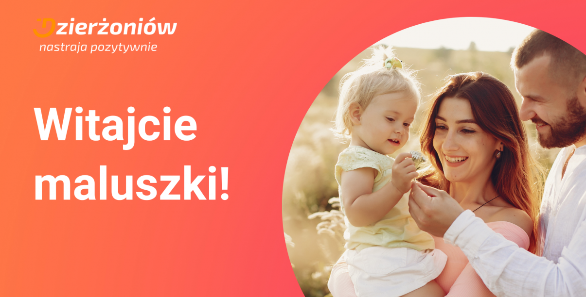 Usmiechnięci rodzice, mama trzymająca dziecko na rękach