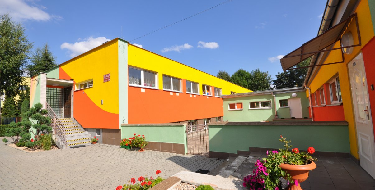 Kolorowy, pomalowany w jaskrawych kolorach budynek żłobka, słoneczny dzień