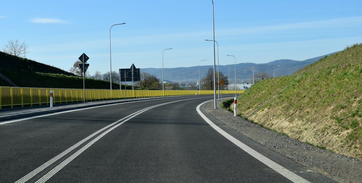 Droga dwupasmowa, po prawej zielona skarpa