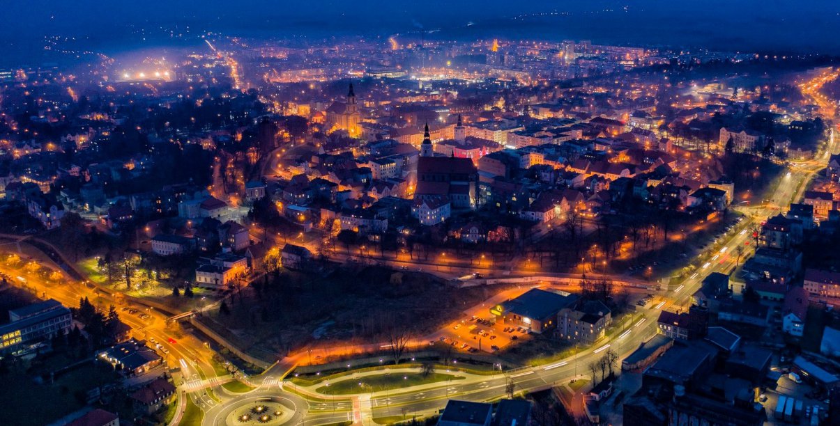 Dzierżoniów z góry nocą, na pierwszym planie oświetlone rondo