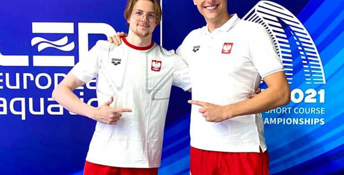 Dwóch zawodników w barwach reprezentacji Polski