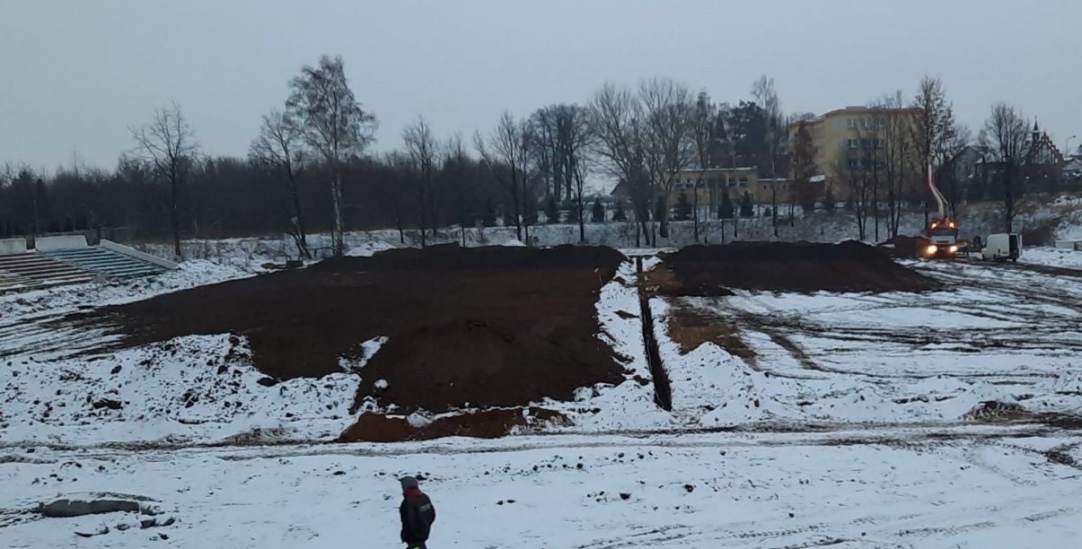 Stadiom miejski w trakcie remontu - zerwana darń i humus z płyty boiska.