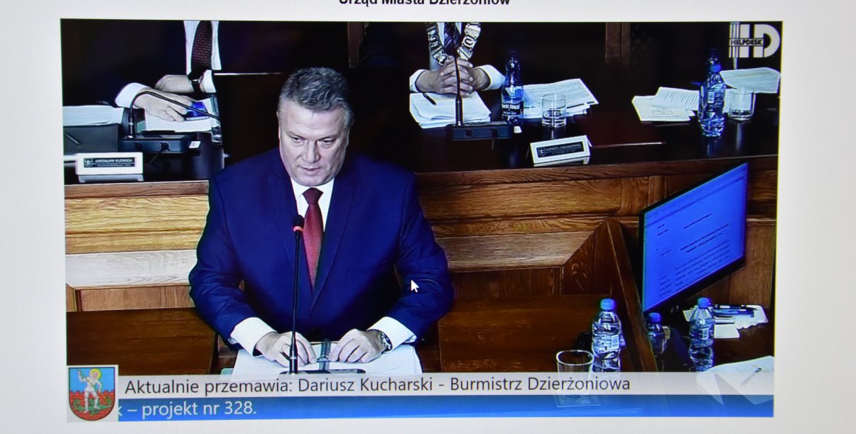 Obrady sesji, burmistrz przy mówinicy, ujęcie z góry