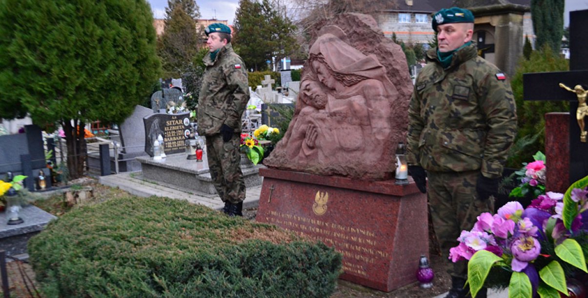 Na zdjęciu żołnierze pełniący wartę honorową przy grobie rozstrzelanych w Dzierżoniowie żołnierzy AK