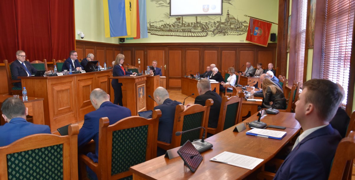 Sala Rycerska w trakcie obrad, radni siedzący przy stołach 