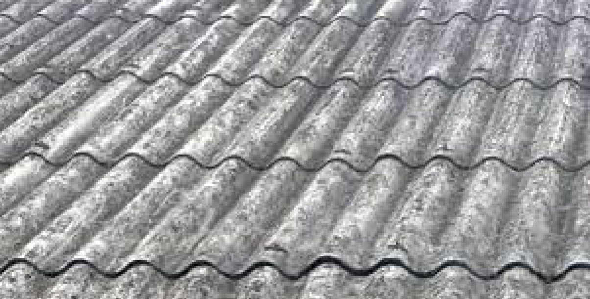 Zbliżenie pokrycia dachu z płyty azbestowej